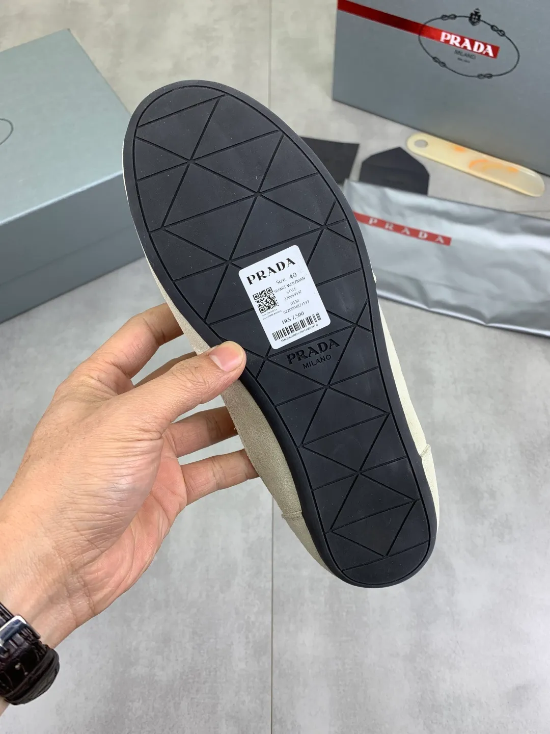 Men's shoes 💰P500💰【New style】hot style is on the official website, 🆘 Trendy brand (Prada) mainly promotes hot style, avant-garde and versatile fashion men's shoes private version mold opening, cowhide surface splicing 1:1 replica... fashionable and simple, original imported cowhide lining cowhide feet; the atmosphere and personality are more fashionable, eye-catching and pursuing class. It will subvert the old idea and be a must-have for fashion trendsetters with you! Must keep it for yourself! Tall and comfortable, large and low, high-end quality workmanship. Size: 38-44; 6️⃣colors available.